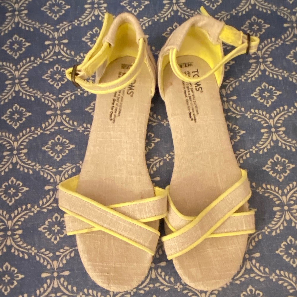 Tom’s Canvas Sandals 7.5